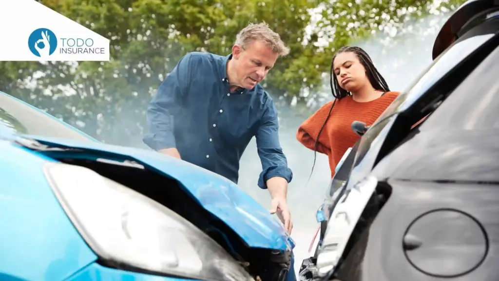 A man shows a woman a two-car accident, while the woman looks concerned Complete Guide to Auto Insurance in the United States todo insurance