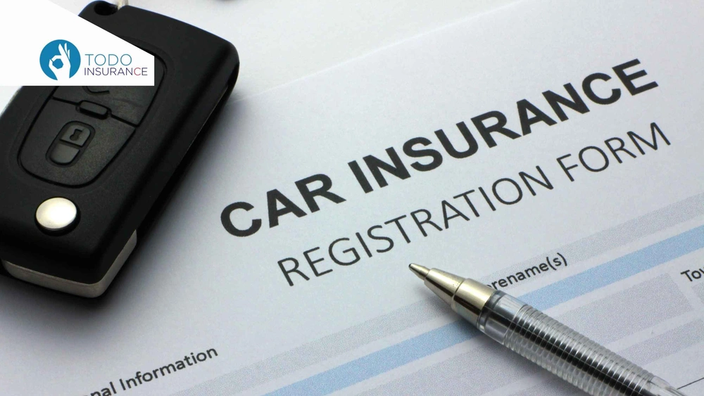 llave de carro con un formulario de seguro para vehículos What Factors Affect Auto Insurance Rates? todo insurance.