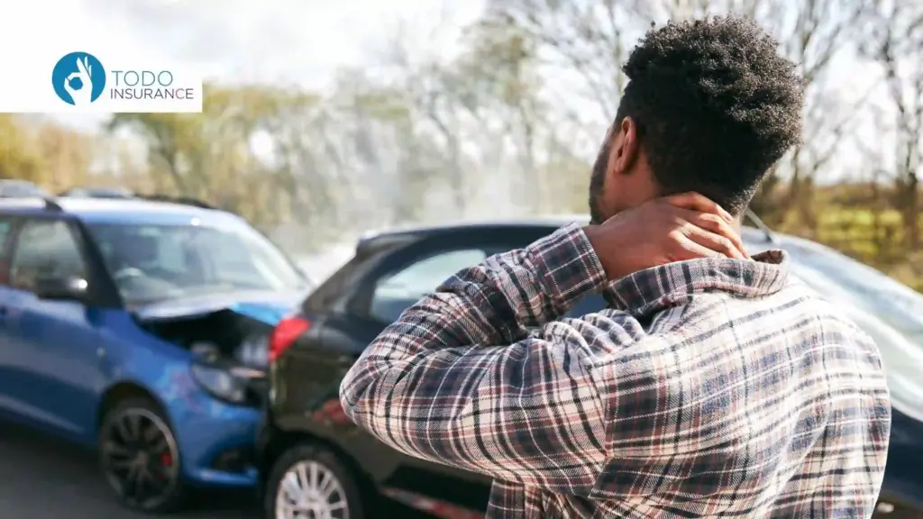 hombre de espaldas mira preocupado el accidente de auto que tiene en frente Guía Completa del Seguro de Auto en los Estados Unidos todo insurance