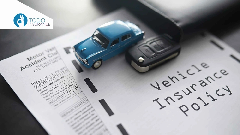 carro de juguete con llave de un carro y los documentos del seguro para vehículos Cobertura Completa vs. Responsabilidad Civil Todo Insurance