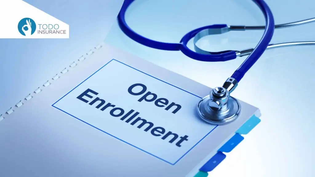 carpeta con pestañas y rótulo que dice Open Enrollment y estetoscopio cómo aplicar para Obamacare todo insurance