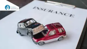 Dos carritos de juguete y un formulario del seguro Cobertura Completa vs. Responsabilidad Civil todo insurance