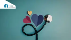 estetoscopio sobre una superficie azul y al lado hay corazones de papel de diferentes colores periodo de inscripción del obamacare